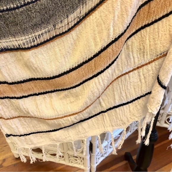 On The Road Kimono Shawl Wrap Ruana Woven Ivory Tan Navy Woven Fringe One Size - Picture 4 of 16